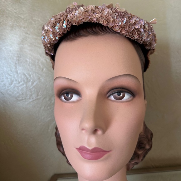OUTSTANDING 1950s\' COCKTAIL HAT COVERED IN IRIDESCENT PINK SEQUINS main image 11